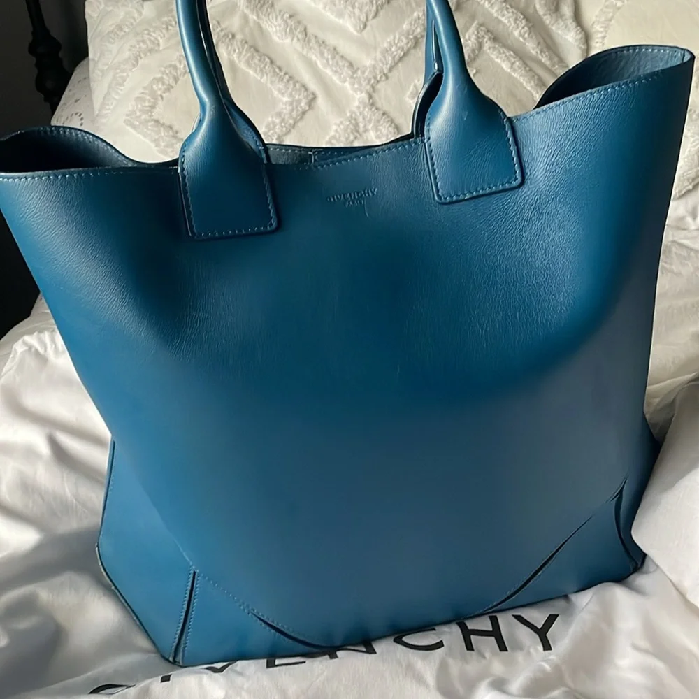 REDUCED! ⬇️GIVENCHY Easy Tote Bag - Picture 4 of 16